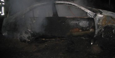 На Рівненщині вщент спалили автівку